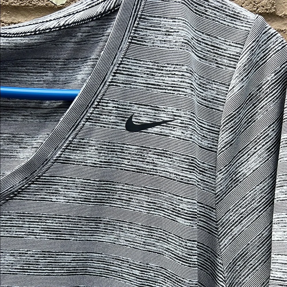 Nike Dri Fit Women's Gray V-Neck Top Size‎ XL